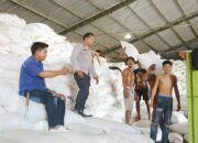 Polri Hadir Kawal Ketahanan Pangan, Bhabinkamtibmas Polres Bima Kota Monitoring Bongkar Muat Jagung