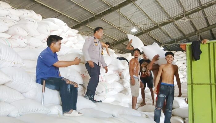 Polri Hadir Kawal Ketahanan Pangan, Bhabinkamtibmas Polres Bima Kota Monitoring Bongkar Muat Jagung