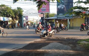 Rawan Pagi, Polsek Pemenang Atur Arus Lalu Lintas di Simpang 4 Pemenang