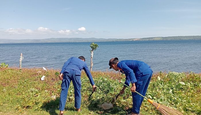 Sinergitas TNI/POLRI Bersihkan Lingkungan Desa Calabai, Wujud Kepedulian Terhadap Kebersihan dan Kesehatan Lingkungan