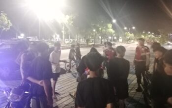 Polres Lombok Barat Siaga Tengah Malam, Amankan Gerung hingga Sosialisasikan Inovasi KEMOS ke Pemuda