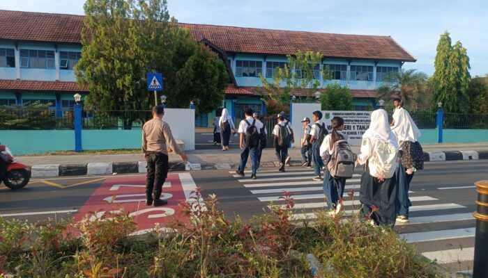 Polsek Tanjung Gelar Rawan Pagi di Depan SMPN 1 Tanjung, Ciptakan Kamseltibcar Lantas bagi Pelajar dan Pengguna Jalan