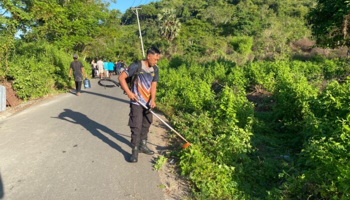 Jumat Bersih di Jalur Wisata Pantai Lawar, Polisi dan Warga Kompak Gotong Royong