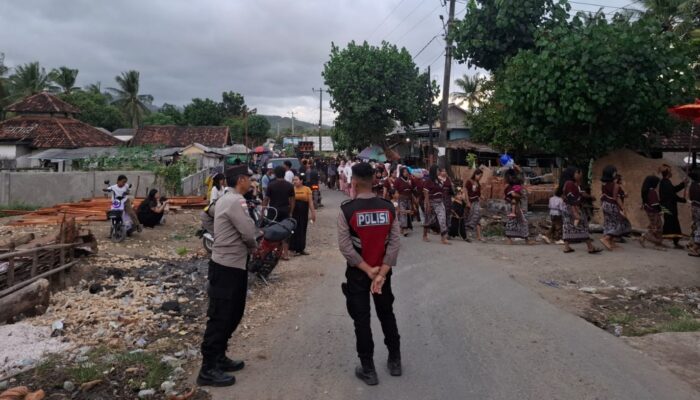 Tradisi Nyongkolan di Desa Buwun Mas Berlangsung Meriah, Polsek Sekotong Pastikan Jalur Utama Tetap Kondusif