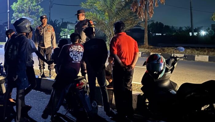Malam Hari di Kediri Lombok Barat, Polisi Masuk ke Pemukiman Warga Demi Pastikan Situasi Kondusif
