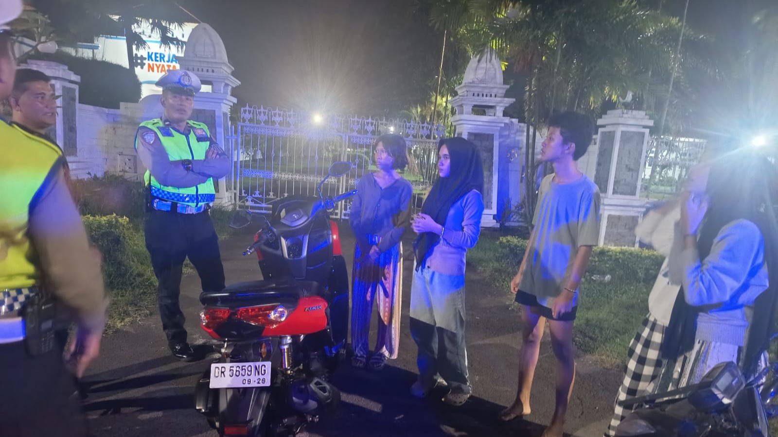 Satlantas Polres Lombok Barat Patroli Malam di Giri Menang