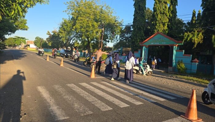 Pastikan Keselamatan Siswa, Personel Polsek Utan Gelar Strong Point Pagi di Depan SMPN 1 Utan