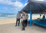 Masyarakat Menikmati Indahnya Pantai Wane,Polsek Monta Polres Bima Kabupaten Sigap Memberikan Rasa Aman dan Nyaman