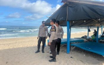 Masyarakat Menikmati Indahnya Pantai Wane,Polsek Monta Polres Bima Kabupaten Sigap Memberikan Rasa Aman dan Nyaman