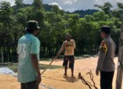 BHABINKAMTIBMAS AJAK PETANI PERHATIKAN KUALITAS JAGUNG SEBELUM MASUK GUDANG BULOG