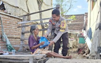 Sentuhan Humanis, Bhabinkamtibmas Polres Bima Kota Bagikan Sembako kepada Disabilitas dan Lansia