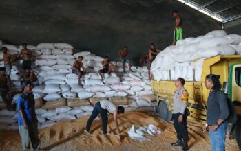 Bhabinkamtibmas Polres Bima Kota Sambangi dan Cek Aktivitas Bongkar Muat Jagung di Gudang Subur