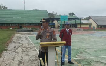KAPOLSEK HU’U JADI PEMBINA UPACARA DI SMAN 1 HU’U, BERIKAN PENYULUHAN KAMTIBMAS DAN PENCEGAHAN KENAKALAN REMAJA