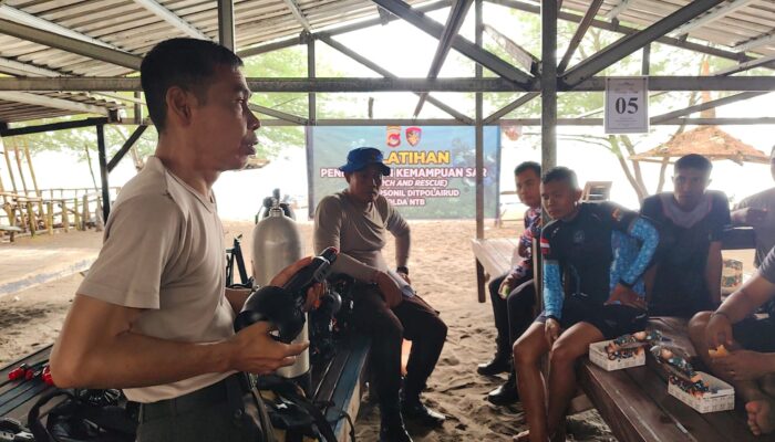 LATIHAN SAR DI PANTAI CEMARA, DITPOLAIRUD POLDA NTB ASAH TEKNIK PENYELAMATAN DI LAUT
