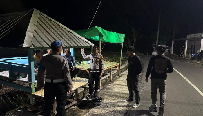 PATROLI MALAM POLRES DOMPU, PERSONEL SAMPAIKAN HIMBAUAN KAMTIBMAS KEPADA MASYARAKAT