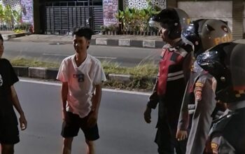 Aksi Humanis Polres Lobar, Bantu Dorong Mobil Mogok Saat Patroli