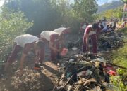 Sinergitas Polres Bima Kota dan Pemkot Bima Bersihkan Kawasan Pantai Lawata