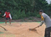 BHABINKAMTIBMAS DESA TANJU DAMPINGI PETANI JAGUNG DALAM PROGRAM KETAHANAN PANGAN