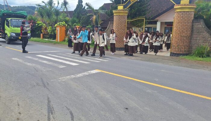 Polsek Seteluk Hadir di Tengah Pelajar, Wujudkan Polisi Humanis saat Giat Rawan Siang