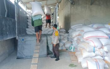 Komitmen Polsek Gerung Mengawal Distribusi Komoditas Strategis untuk Menjaga Ketahanan Pangan