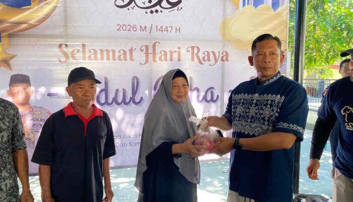 Kapolres Sumbawa Barat Serahkan Daging Kurban Langsung ke Masyarakat dan Media