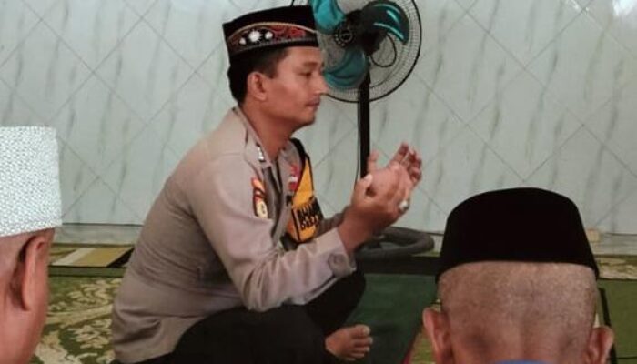Masyarakat Cinta Polri, Bhabinkamtibmas Polsek Woha Penuhi Undangan Pengurus Masjid Nurul Huda Jadi Khatib dan Imam Sholat Jum,at