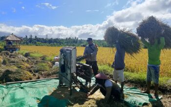 Bhabinkamtibmas Desa Apitaik Lakukan Silaturahmi dan Himbauan Kamtibmas kepada Petani