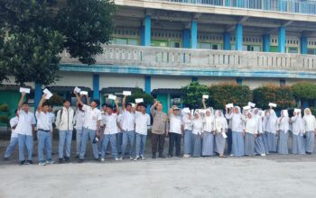 Bhabinkamtibmas Lenek Pesiraman Amankan Kelulusan Siswa SMK Majidi, Berikan Himbauan Kamtibmas