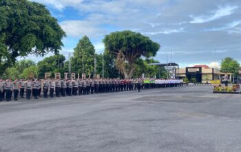 Kapolres Lotim Pimpin Apel Pagi Simak Arahan yang disampaikan