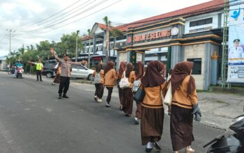 Personel Polsek Sukamulia Laksanakan Strong Point Pagi di Depan SMPN 1 Sukamulia