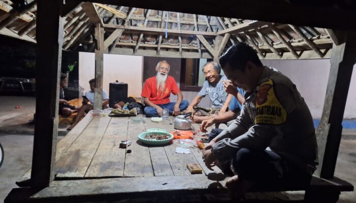 BHABINKAMTIBMAS POLSEK KEMPO AKTIFKAN RONDA MALAM DAN BINA SATKAMLING GUNA JAGA KAMTIBMAS DESA
