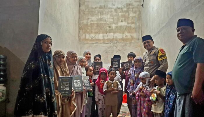 Bhabinkamtibmas Desa Teros Jalin Silaturahmi dan Serahkan Al-Qur’an kepada TPQ Al Muslim, Sampaikan Pesan Kamtibmas