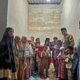 Bhabinkamtibmas Desa Teros Jalin Silaturahmi dan Serahkan Al-Qur’an kepada TPQ Al Muslim, Sampaikan Pesan Kamtibmas