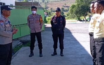 SAT BINMAS POLRES DOMPU BERIKAN PEMBINAAN DAN PENGARAHAN KEPADA SATPAM GUDANG JAGUNG DI MANGGELEWA