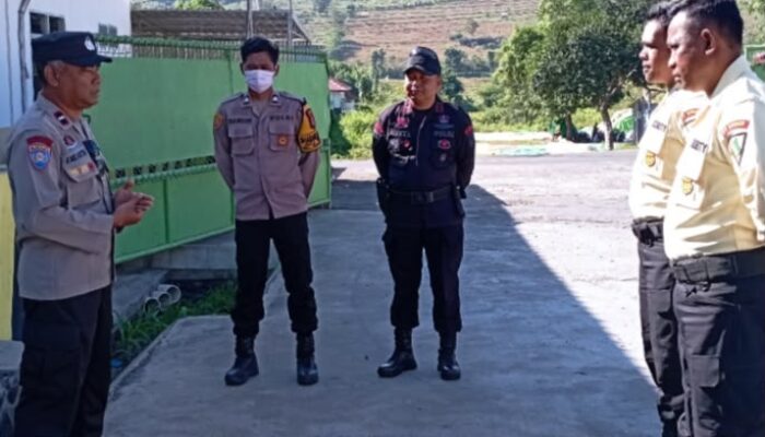 SAT BINMAS POLRES DOMPU BERIKAN PEMBINAAN DAN PENGARAHAN KEPADA SATPAM GUDANG JAGUNG DI MANGGELEWA