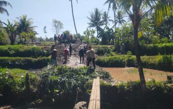 Bhabinkamtibmas Desa Arjangka Gotong Royong Bersama Warga Buka Akses Jalan Baru