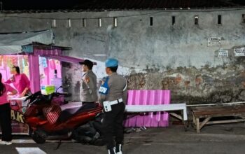 Antisipasi Kejahatan Malam, Polsek Labuapi Gelar Patroli Blue Light
