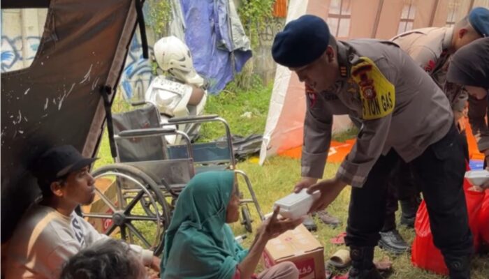 Brimob Metro Jaya Kerahkan 2 Unit Kendaraan Dapur Lapangan (Randurlap), Bagikan Bantuan Makanan untuk Korban Kebakaran Pasar Jiung