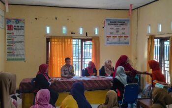 Bhabinkamtibmas Desa Lamuntet Dampingi Penyaluran Bantuan Pangan
