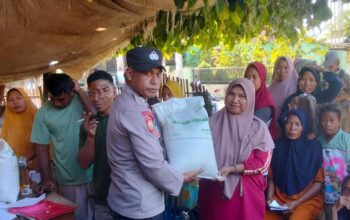Bhabinkamtibmas Polsek Soromandi Monitoring Penyaluran Bantuan Sosial Bagi Warga Binaan di Desa Sampungu