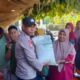 Bhabinkamtibmas Polsek Soromandi Monitoring Penyaluran Bantuan Sosial Bagi Warga Binaan di Desa Sampungu