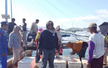 Personel Sat Polairud Polres Bima Kota Gelar Patroli Dialogis Polmas Perairan di Pelabuhan Laut Sape