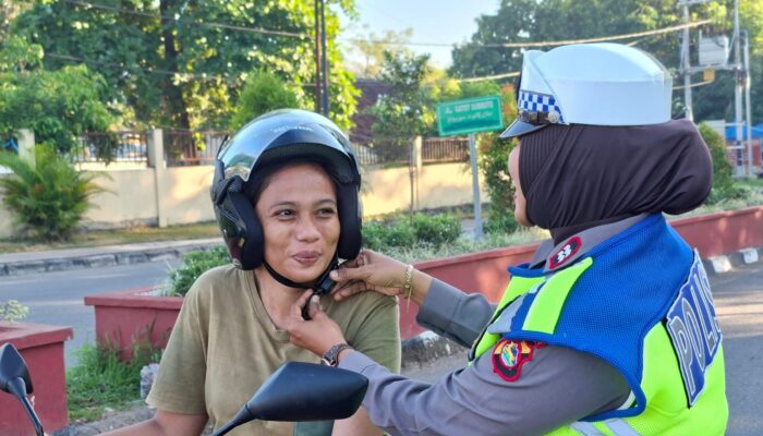 Sat Lantas Polres Bima Kota Edukasi Penggunaan Helm SNI dan Safety Belt Demi Keselamatan Berkendara