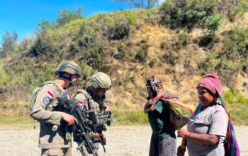 Menyapa dari Jantung Papua, Patroli Humanis Satgas Damai Cartenz Perkuat Kedekatan dengan Warga Ilaga
