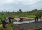 Anggota Bhabinkamtibmas Polsek Jenu Polres Tuban Turun ke Ladang, sambang lahan pertanian.