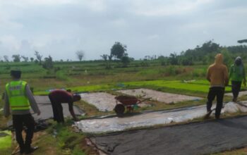 Anggota Bhabinkamtibmas Polsek Jenu Polres Tuban Turun ke Ladang, sambang lahan pertanian.