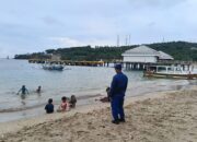 Polisi Imbau Wisatawan Senggigi Waspada Cuaca dan Awasi Anak