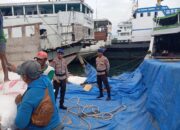 Sat Polairud Polres Bima Kota Laksanakan Pengawasan Bongkar Muat di Pelabuhan Bima