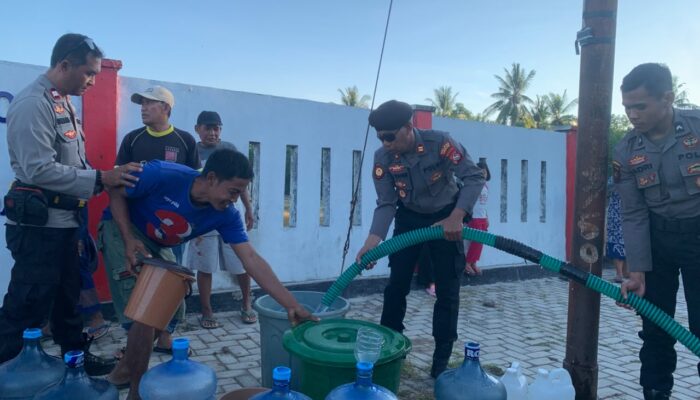 Atasi Krisis Air Bersih, Sat Samapta Polres Sumbawa Salurkan Bantuan Air ke Wilayah Terdampak