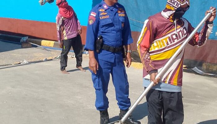 Polisi Penolong Hadir di Pesisir, Sat Polairud Polres Dompu Bantu Warga dan Amankan Aktivitas Pelabuhan